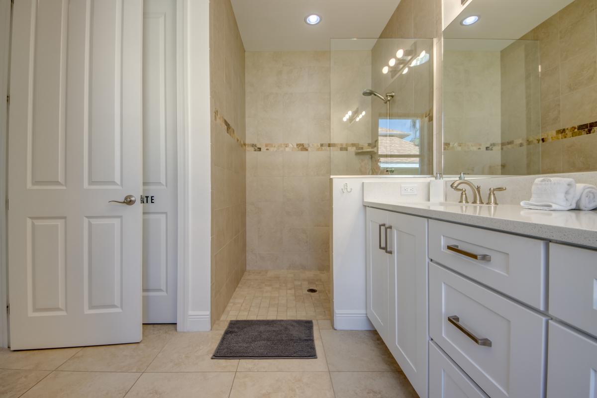 47-Guest-Suite-Bathroom