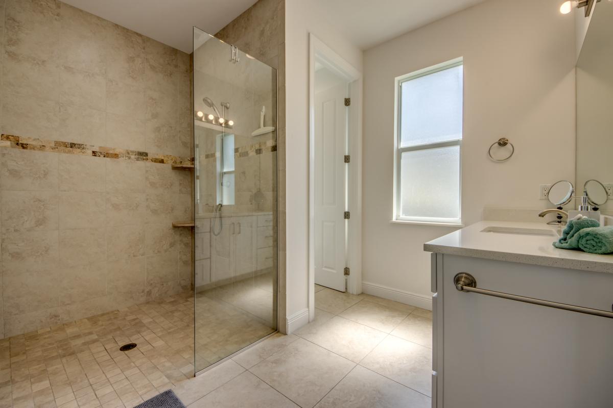 51-Guest-Suite-2-Bathroom